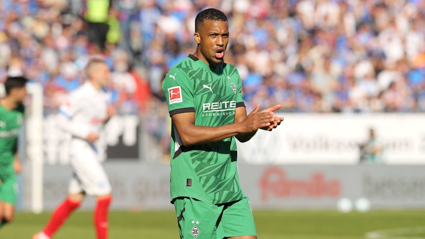 Alassane Plea klatscht in die Hände.