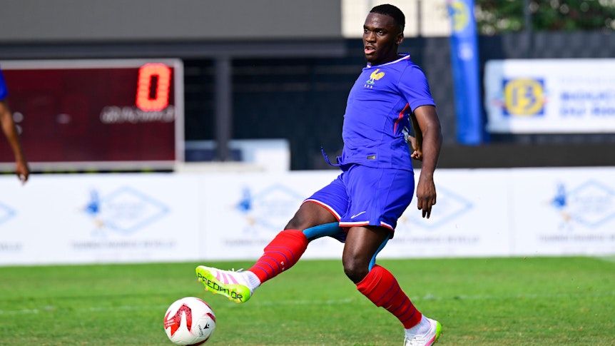 Emmanuel Biumla spielt den Ball.