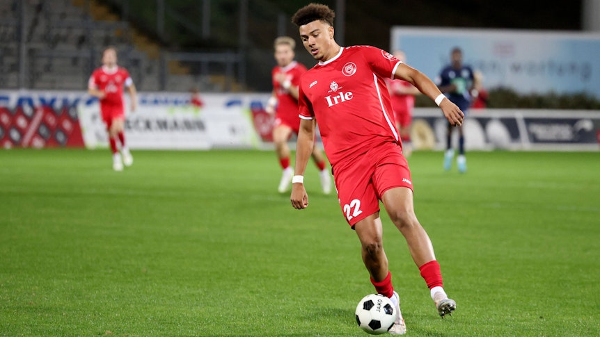 Justin Adozi mit dem Ball am Fuß.
