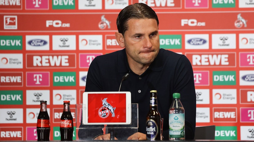 Gerardo Seoane bei einer Pressekonferenz in Köln.