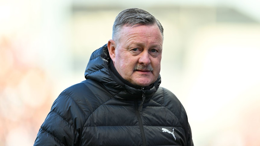 Roland Virkus schaut skeptisch an der Seitenlinie.