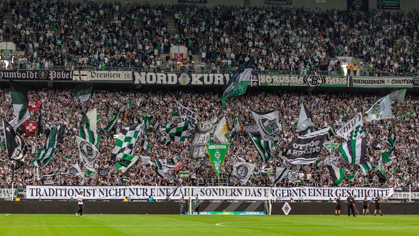 Ein Banner in der Nordkurve mit der Aufschrift „Tradition ist nicht nur eine Zahl, sondern das Ergebnis einer Geschichte“.