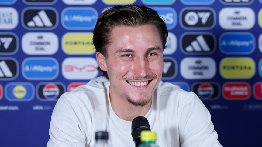 Rocco Reitz strahlt bei einer Pressekonferenz.