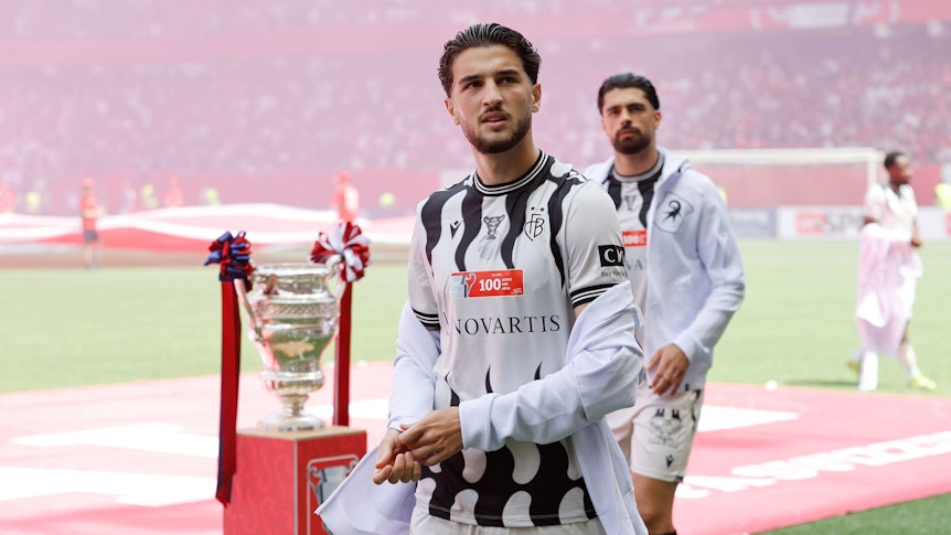 Leon Avdullahu geht am Schweizer Pokal vorbei, er trägt ein Basel-Trikot.
