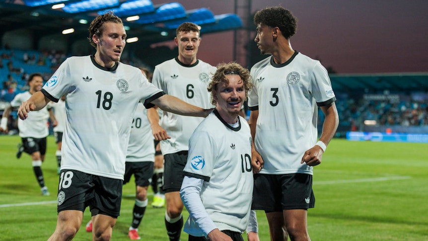 Die U21-Nationalmannschaft jubelt nach einem Tor von Nick Woltemade.
