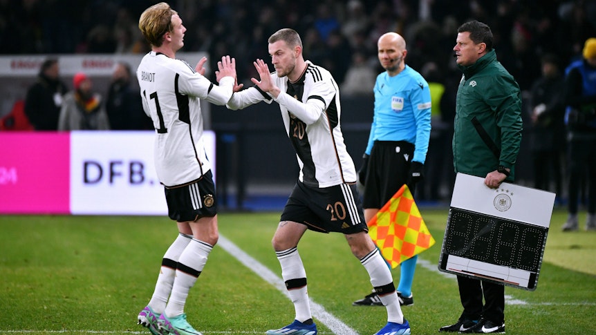 Marvin Ducksch klatscht sich mit Oskar Brandt am 18. November 2023 beim Länderspiel gegen die Türkei ab.