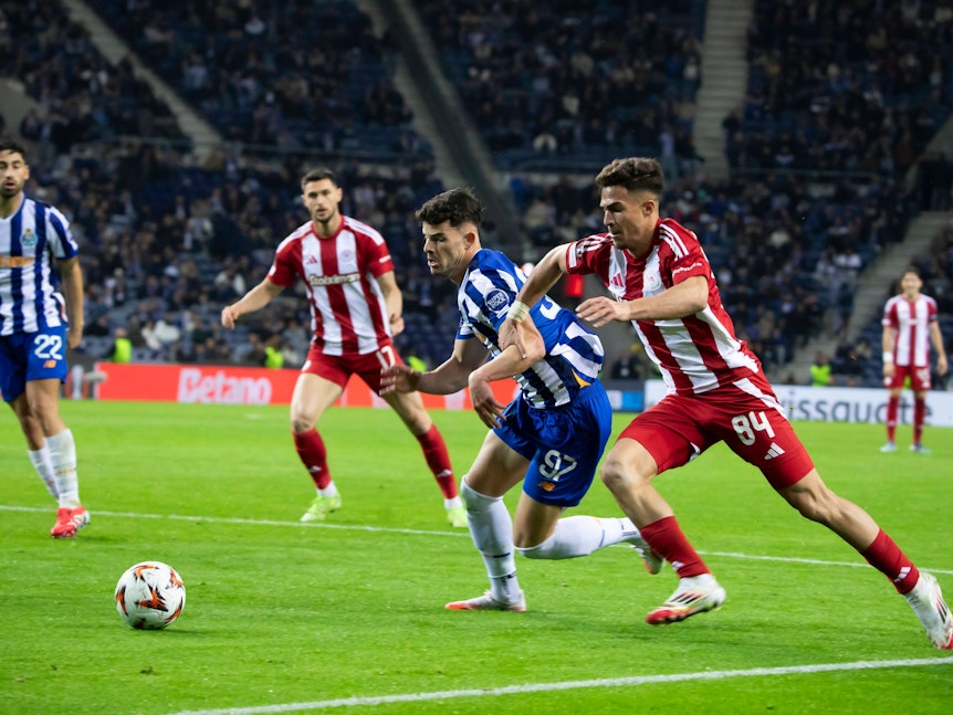 Charalampos Kostoulas im Zweikampf mit Ze Pedro vom FC Porto.