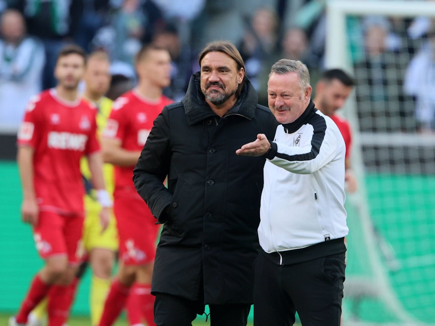 Daniel Farke und Roland Virkus feiern einen Derbysieg gegen den 1. FC Köln.