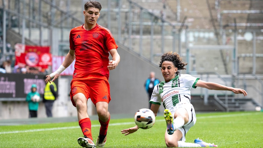 Raphael Pavlic vom FC Bayern im Zweikampf mit Wael Mohya von Gladbach.
