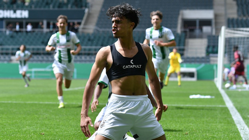 Can Armando Güner bejubelt einen Treffer.
