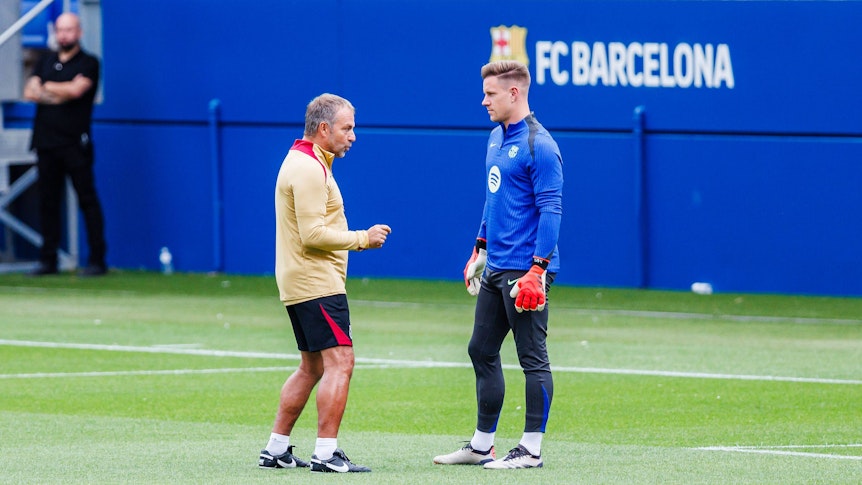 Hansi Flick und Marc-André ter Stegen auf dem Trainingsplatz im Gespräch.