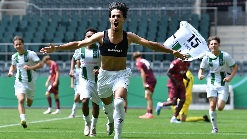 Can Armando Güner feiert mit ausgelassenem Jubel ohne Trikot.