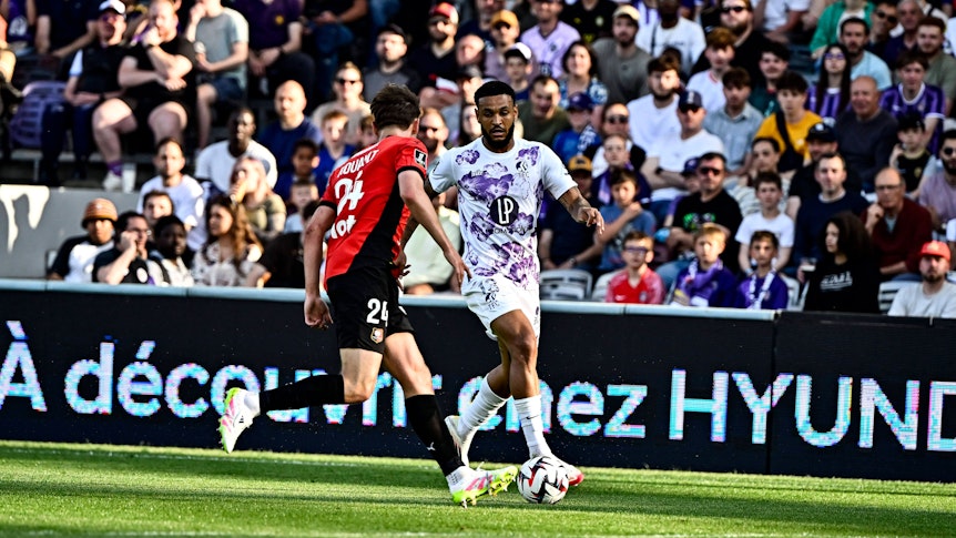 Joshua King für den FC Toulouse am Ball.