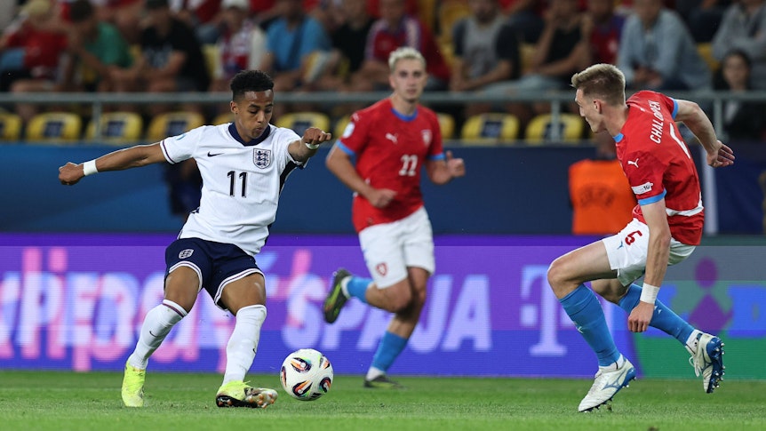 Omari Hutchinson ist am Ball für England.