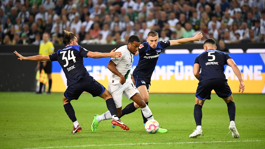 Alassane Plea dribbelt durch die Hertha-Defensive.