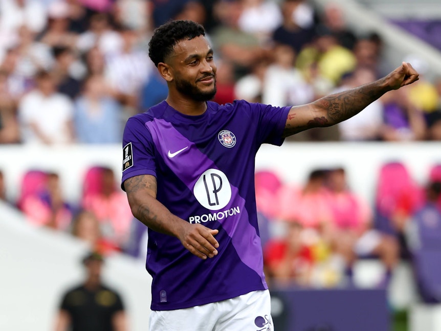 Joshua King hält den Daumen hoch.