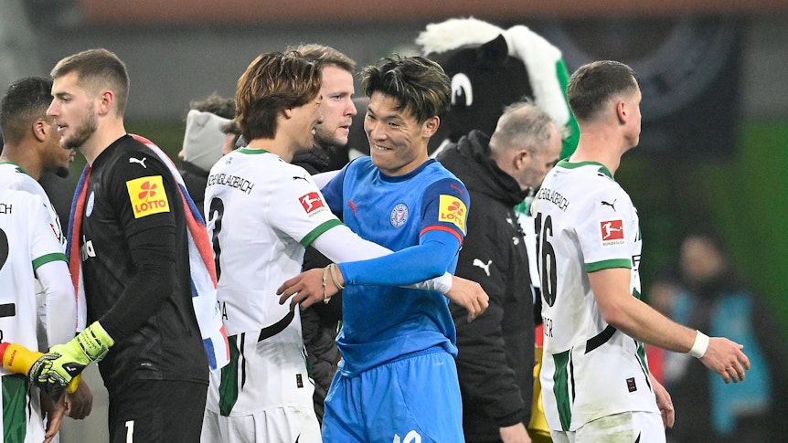 Shuto Machino und Ko Itakura bei einer Umarmung nach Abpfiff.