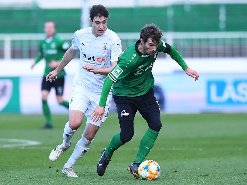 Marcel Benger im Zweikampf mit einem Münster-Spieler.