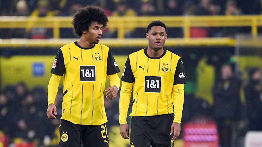 Karim Adeyemi und Julien Duranville im BVB-Trikot auf dem Feld.