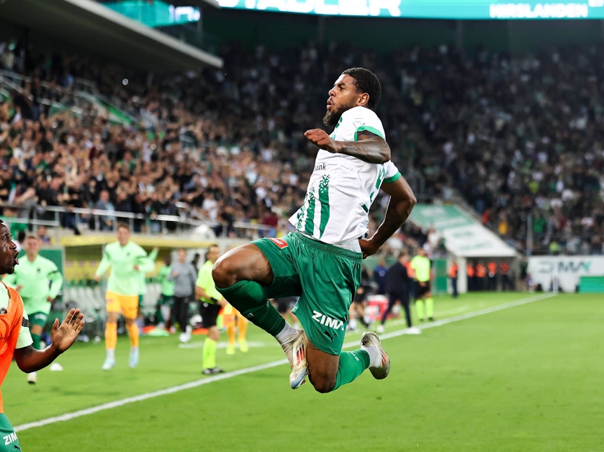 Willem Geubbels springt hoch und jubelt.