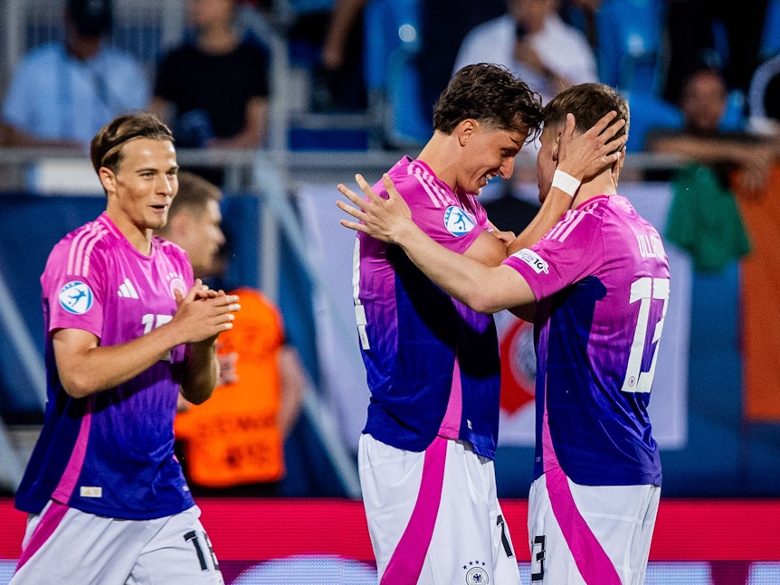 Tim Oermann (Mitte) beglückwünscht Lukas Ullrich (r.) zu dessen schöner Vorlage zum 1:0, Caspar Jander freut sich mit.