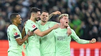 Spieler von Borussia Mönchengladbach bejubeln einen Treffer.