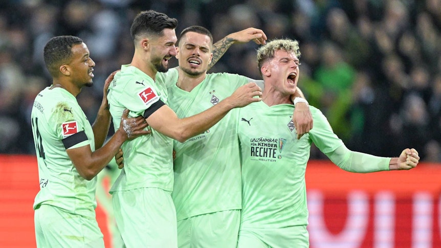 Spieler von Borussia Mönchengladbach bejubeln einen Treffer.