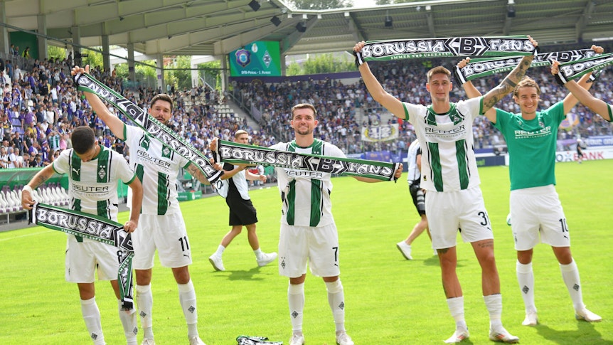 Spieler von Borussia Mönchengladbach feiern mit den Fans.