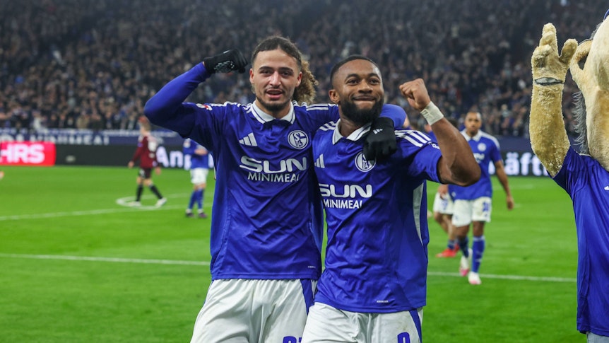 Die Schalke-Profis Taylan Bulut und Moussa Sylla und Jubel-Pose.