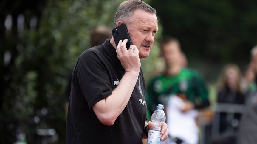 Roland Virkus telefoniert mit seinem Smartphone.