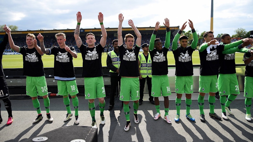Spieler von Borussia Mönchengladbach feiern den Einzug in die Champions League.