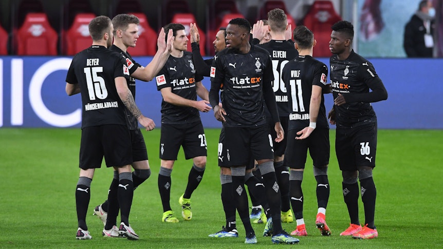 Spieler von Borussia Mönchengladbach vor dem Anpfif.