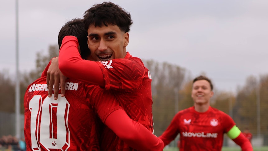 Yasin Zor jubelt mit der Zweitvertretung des 1. FC Kaiserslautern bei einem Spiel in der Oberliga.
