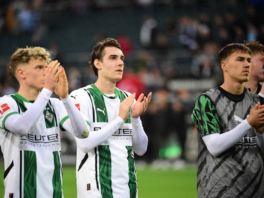 Robin Hack, Flo Neuhaus und Noah Pesch applaudieren den Fans.