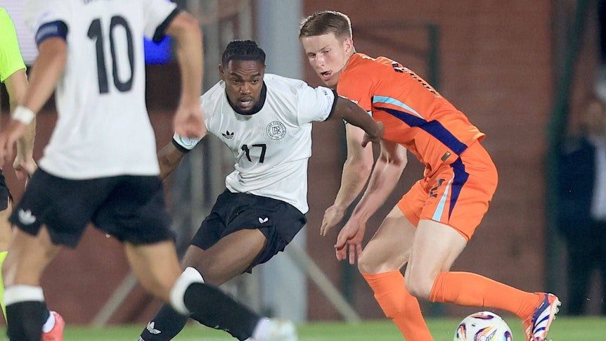 U19-Nationalspieler Charles Herrmann im Zweikampf mit Kaspar Boogaard.
