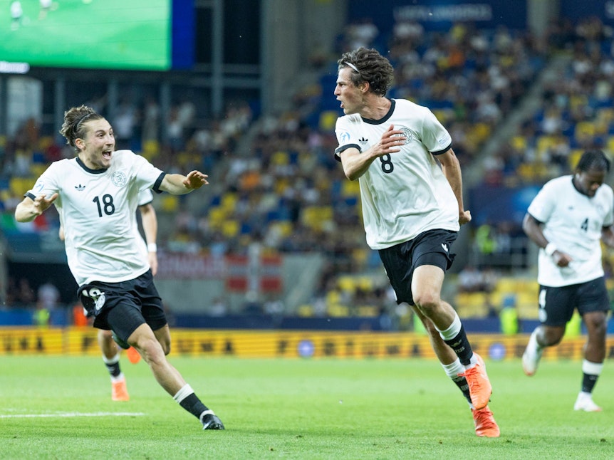 Rocco Reitz (l.) und Merlin Röhl (r.) jubeln nach dem 3:2 für Deutschland am 22. Juni 2025 gegen Italien.