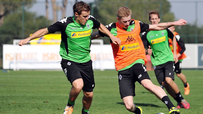 Sinan Kurt damals im Fohlen-Dress im Zweikampf mit Max Kruse.