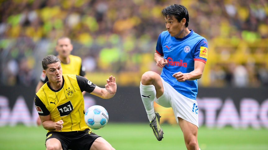 Shuto Machino im Zweikampf mit Marcel Sabitzer beim letzten Bundesliga-Spieltag der abgelaufenen Saison am 17. Mai 2025.