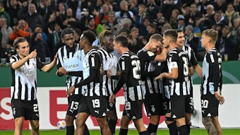 Spieler von Borussia Mönchengladbach feiern nach Spielende.