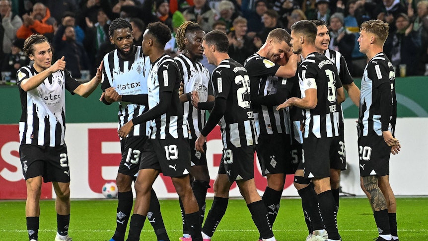 Spieler von Borussia Mönchengladbach feiern nach Spielende.