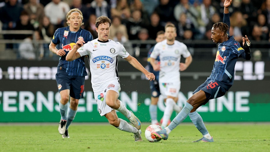 Graz-Stürmer William Boving im Duell gegen RB Salzburg.