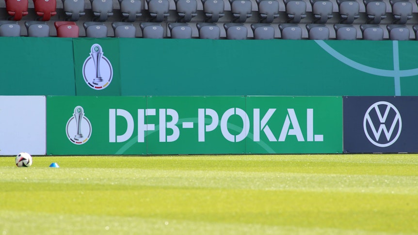 Symbolfoto einer Bande mit der Aufschrift „DFB-Pokal“.
