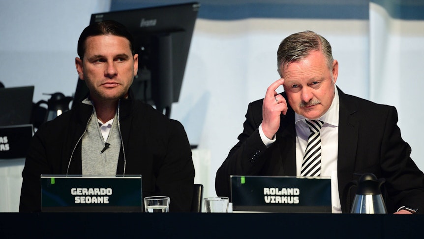 Gerardo Seoane und Roland Virkus auf der Mitgliederversammlung von Borussia Mönchengladbach.