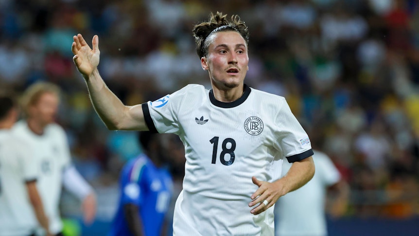 Rocco Reitz auf dem Feld im DFB-Trikot.