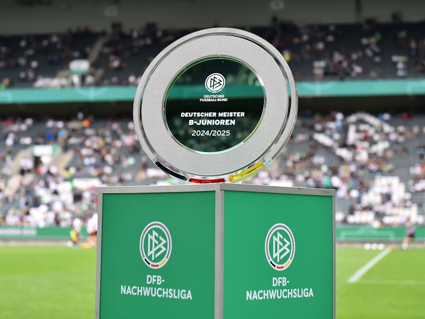 Die Meisterschale der B-Junioren auf einem Sockel des DFB im Borussia-Park.