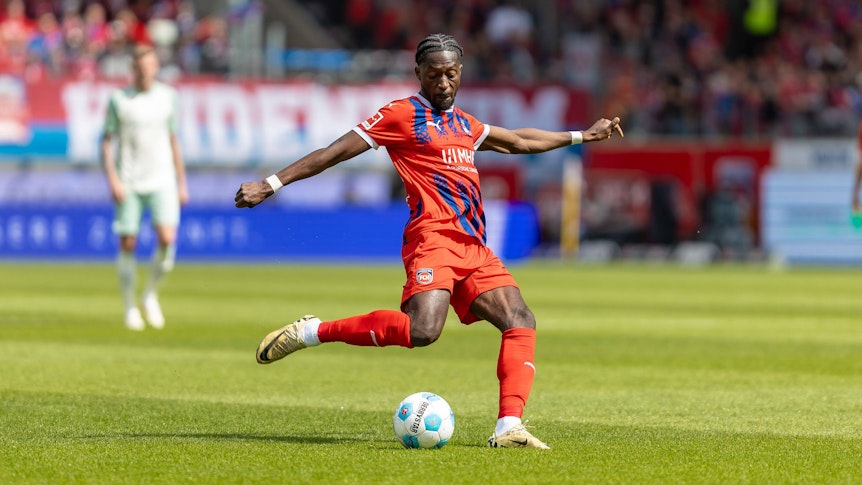 Omar Traoré schlägt eine Flanke.