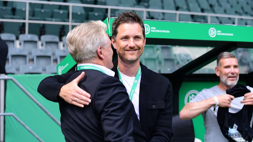 Mirko Sandmöller und Dr. Stefan Stegemann herzen sich mit Medaille um den Hals.