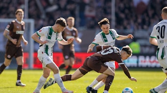 Lukas Ullrich und Rocco Reitz für Gladbach in einem Zweikampf.