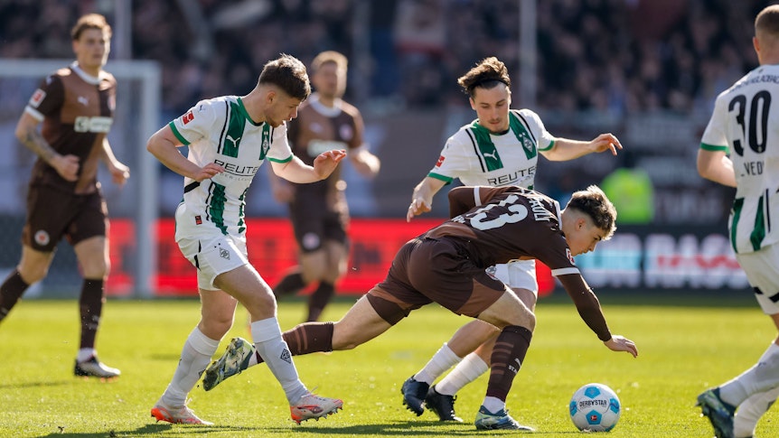 Lukas Ullrich und Rocco Reitz für Gladbach in einem Zweikampf.