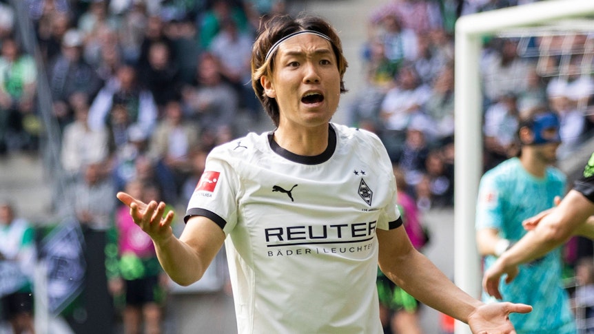 Ko Itakura beschwert sich beim Schiedsrichter.